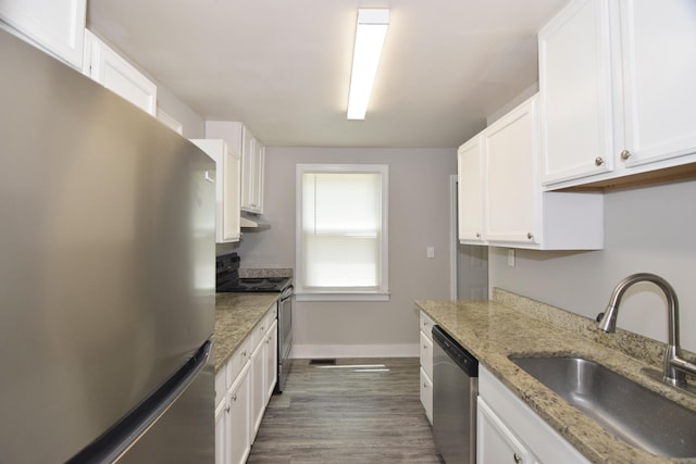 2320 Henry Cir, Augusta, GA 30906 - kitchen featuring stainless steel appliances, a sink, white cabinets, baseboards, and dark wood-type flooring