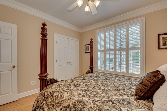 bedroom with ceiling fan, light hardwood / wood-style floors, a closet, and crown molding