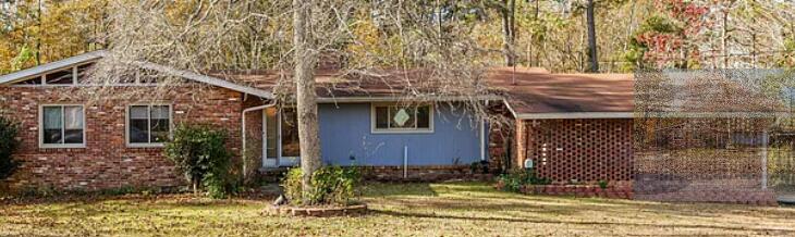 view of front facade featuring a front yard