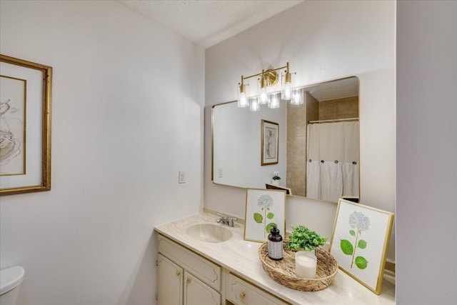 full bath featuring vanity, toilet, and a shower with curtain