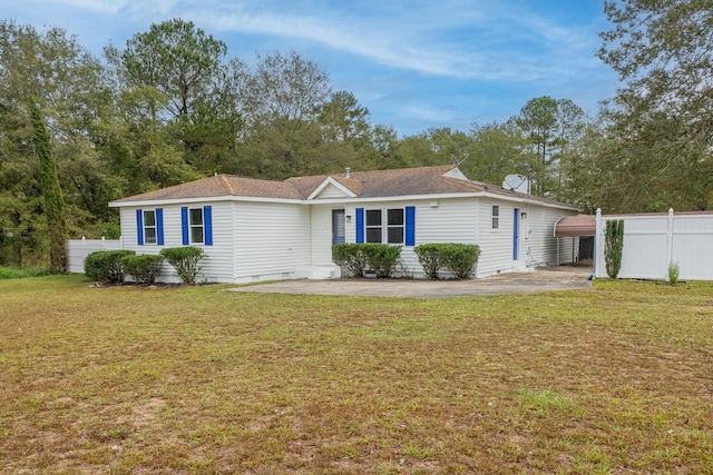 ranch-style home featuring a front lawn and a carport