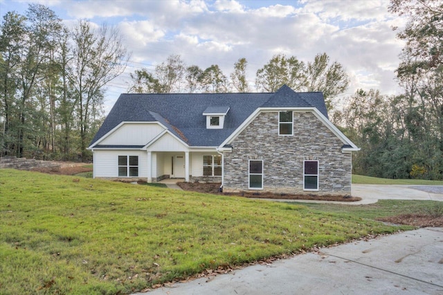 view of front of home featuring a front yard