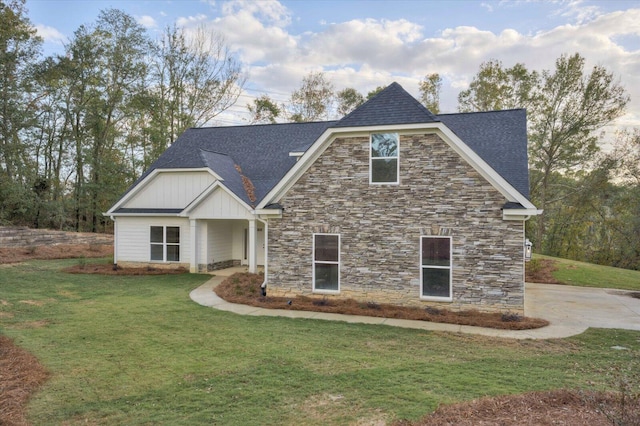 view of front of house featuring a front yard