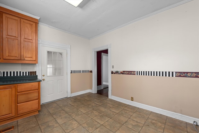 kitchen with crown molding