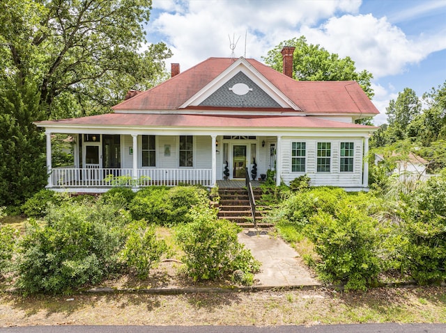 farmhouse-style home featuring covered porch