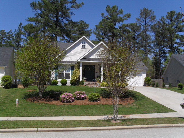 view of front of house featuring a front lawn and a garage