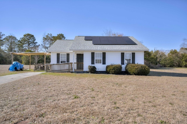 view of front of house featuring a front lawn and solar panels