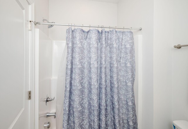 bathroom with curtained shower