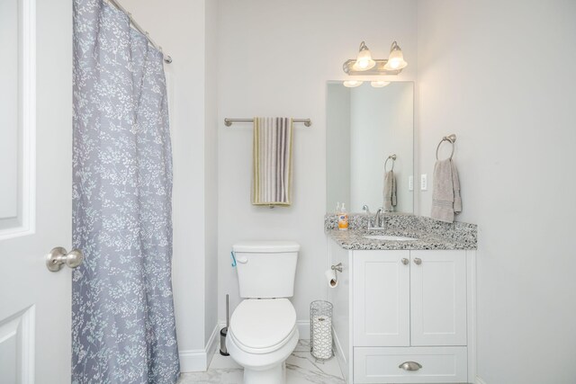 bathroom with a shower with curtain, vanity, and toilet