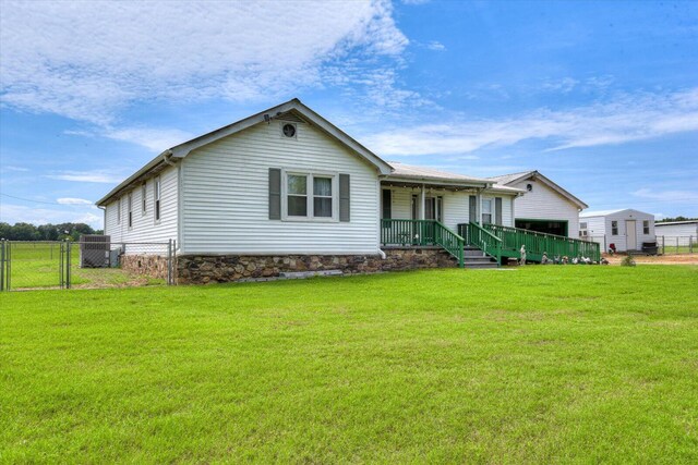 view of front facade with a porch and a front yard