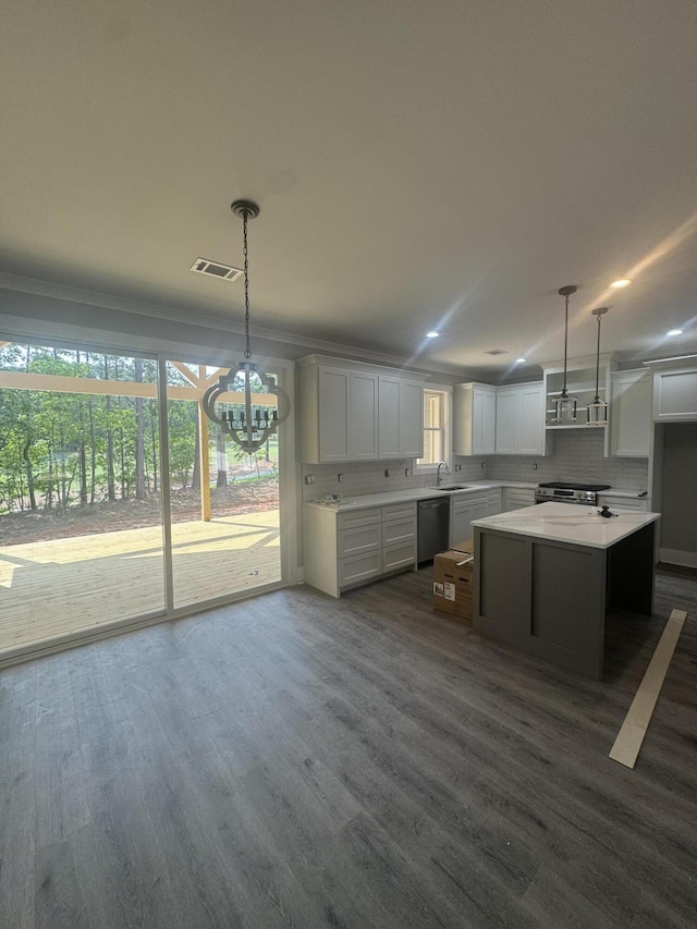 314 Hancock Cir, Mccormick, SC 29835 - kitchen with appliances with stainless steel finishes, a sink, a chandelier, tasteful backsplash, and dark wood-type flooring
