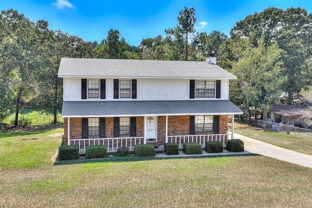 view of front of property featuring a front yard and a porch