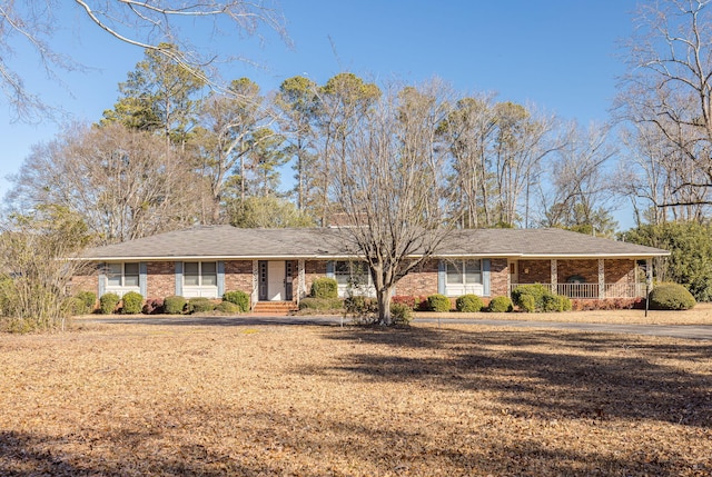 ranch-style home featuring a front lawn