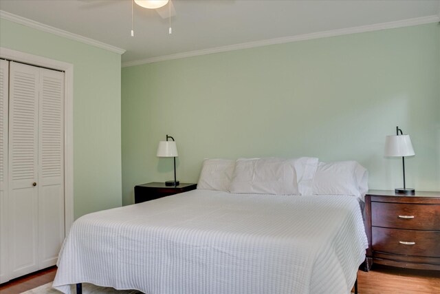710 Somerset Way, Augusta, GA 30909 - bedroom featuring wood finished floors, ornamental molding, a closet, and ceiling fan