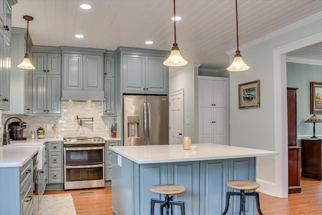 710 Somerset Way, Augusta, GA 30909 - kitchen featuring stainless steel appliances, light wood finished floors, light countertops, a breakfast bar area, and recessed lighting