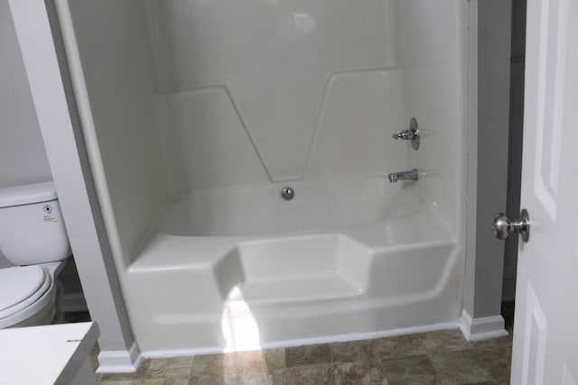full bathroom featuring toilet, a shower, vanity, and baseboards