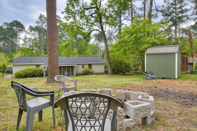 view of yard featuring an outdoor structure and a storage shed