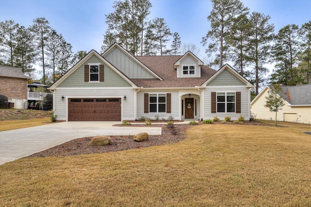 craftsman-style home featuring a front lawn