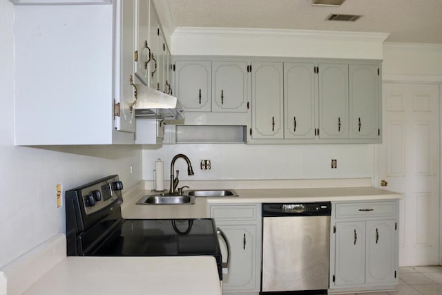 kitchen with visible vents, crown molding, a sink, under cabinet range hood, and stainless steel appliances