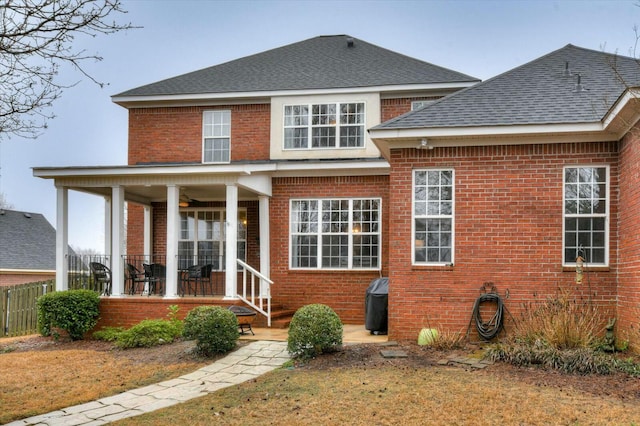 view of front of home featuring a front lawn