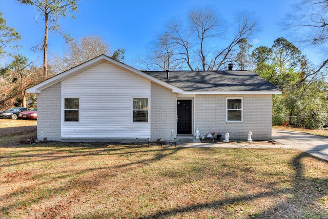 ranch-style home featuring a front lawn