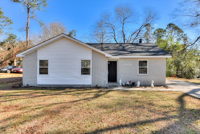 ranch-style home featuring a front lawn