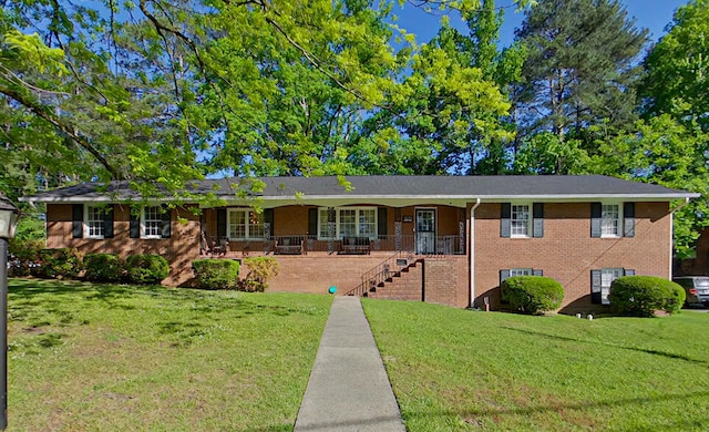 view of front facade featuring covered porch and a front lawn