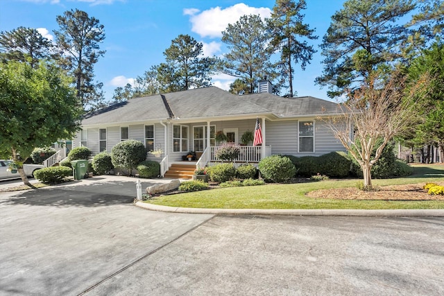 single story home featuring a porch and a front lawn