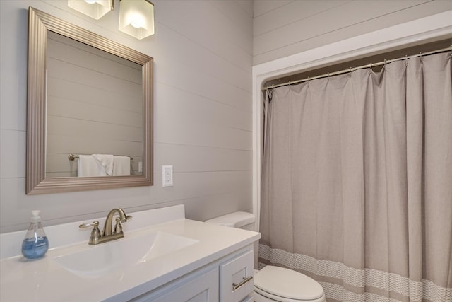 bathroom with vanity, toilet, and curtained shower