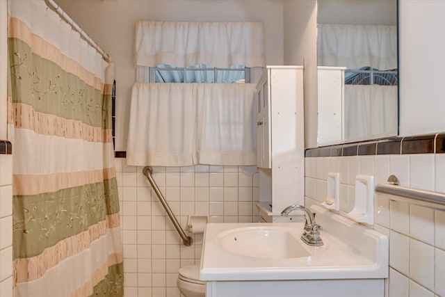 2336 Redwood Dr, Augusta, GA 30904 - bathroom featuring tile walls, toilet, vanity, and a shower with curtain