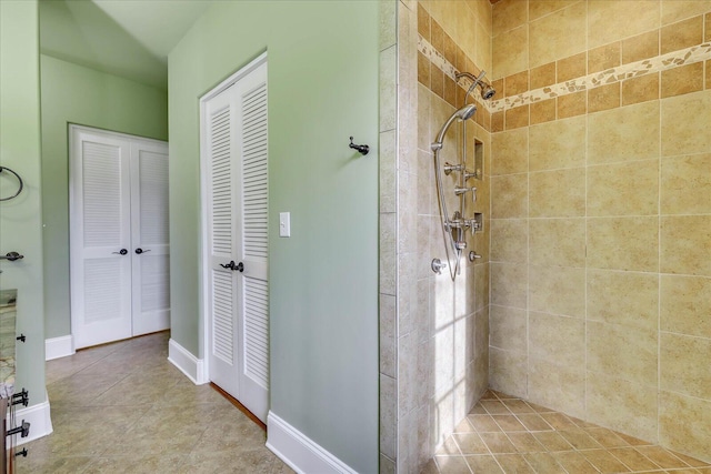 bathroom featuring a tile shower