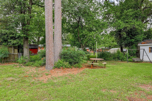 view of yard featuring a storage shed