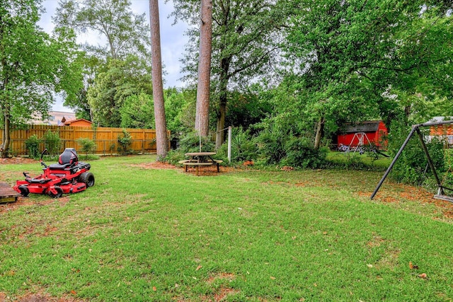 view of yard featuring a storage unit