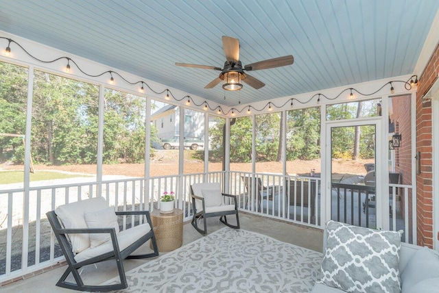 sunroom / solarium featuring ceiling fan