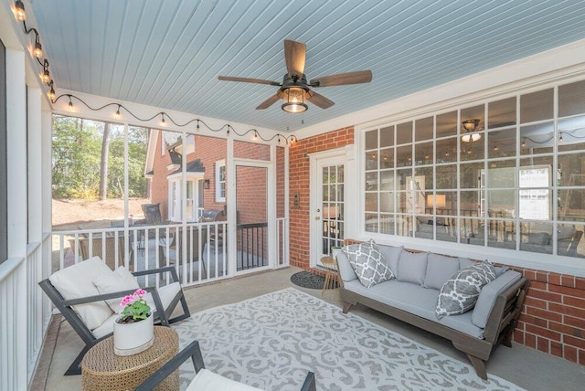 sunroom / solarium featuring a ceiling fan