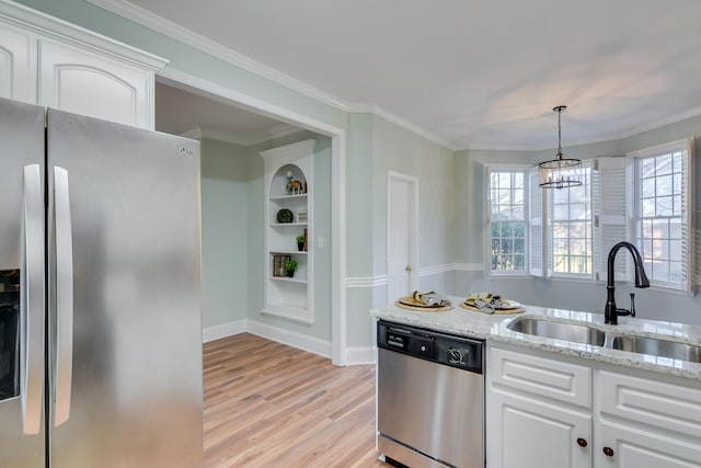 kitchen featuring stainless steel appliances, a sink, white cabinetry, light wood-style floors, and crown molding