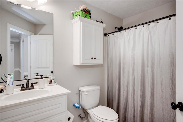 full bathroom featuring toilet, a shower with curtain, a textured ceiling, and vanity