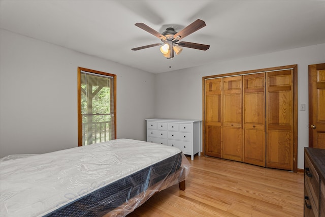 bedroom with light wood-style flooring, a closet, and ceiling fan