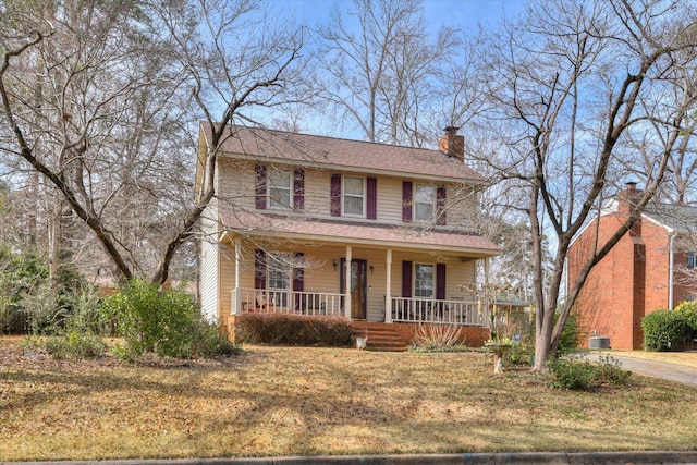 view of front of property featuring a front lawn and a porch