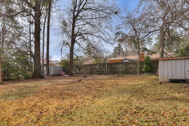 view of yard with a storage unit