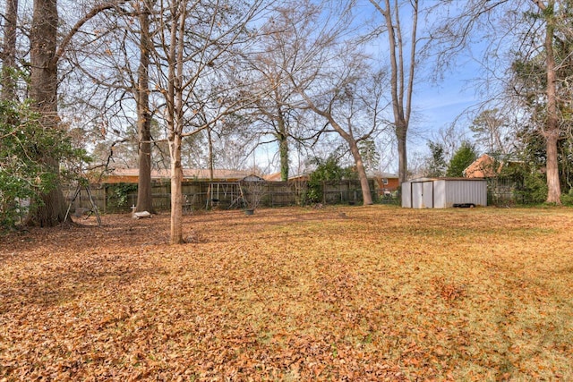 view of yard featuring a storage unit