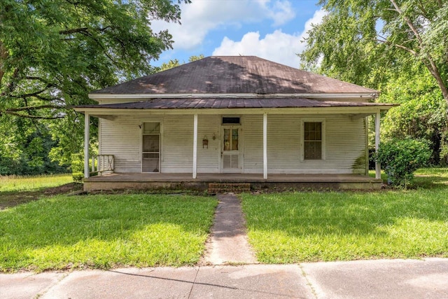 485 Adams St, Sparta, GA 31087 - country-style home featuring covered porch, a front lawn, and a metal roof