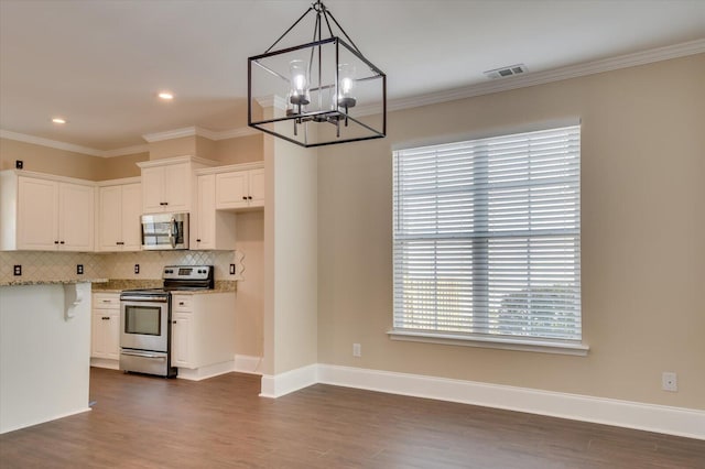 kitchen featuring white cabinetry, visible vents, stainless steel appliances, and decorative backsplash