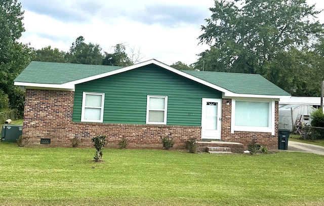 view of front of property with a front yard