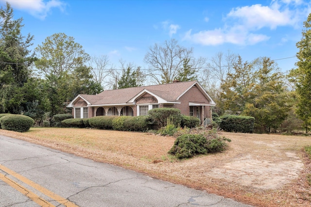 ranch-style house featuring a front lawn