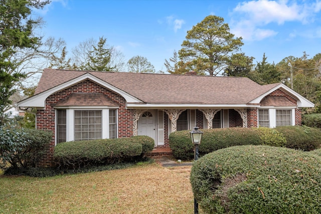 single story home featuring a front lawn