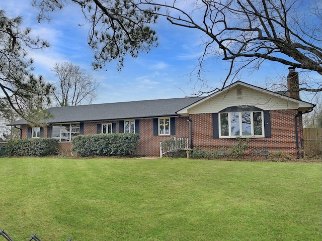 ranch-style home featuring a front lawn