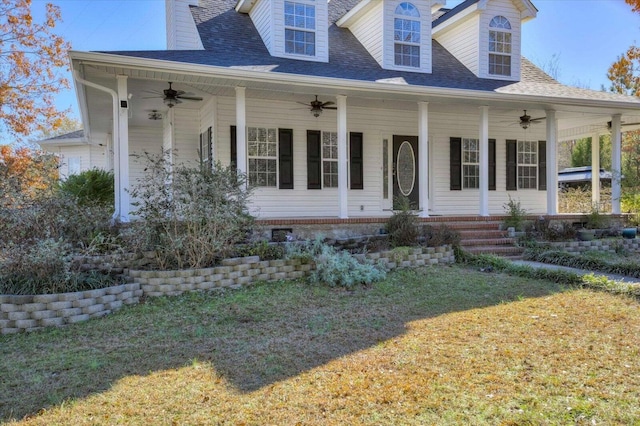 view of front of home featuring a front yard and ceiling fan