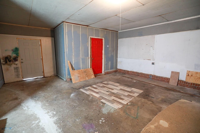 empty room featuring concrete flooring