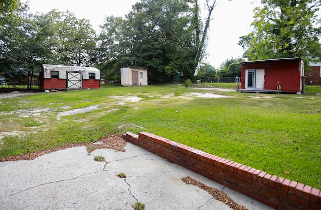 view of yard featuring a storage shed